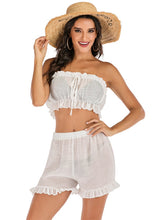 Traje cruzado en el pecho con lazo y pantalones cortos